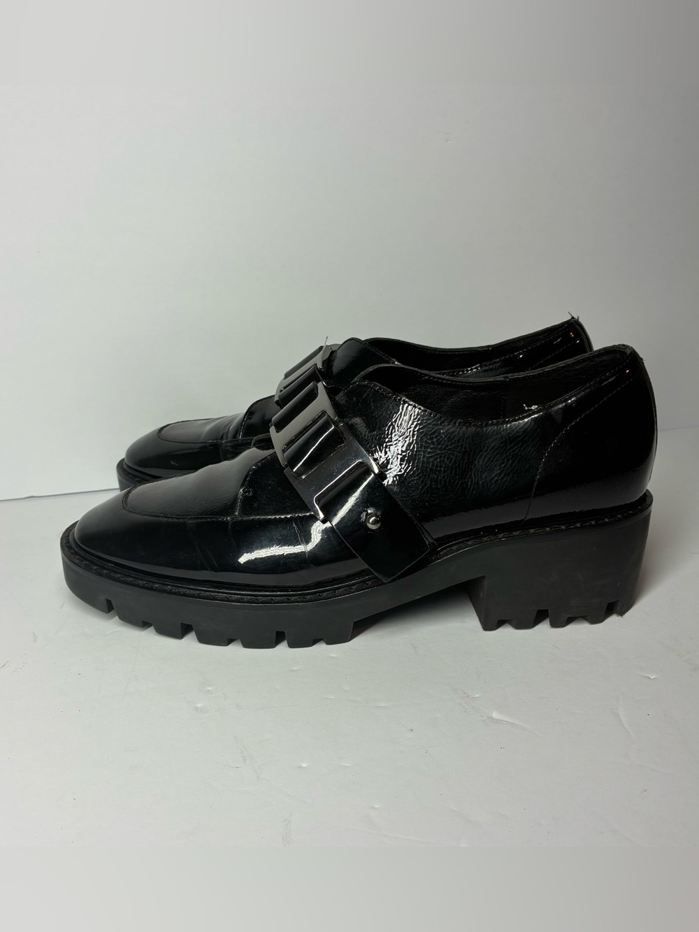 Donald Pliner Eames Loafer Shoes Womens Size 7.5 Black Patent Buckle Lug Sole